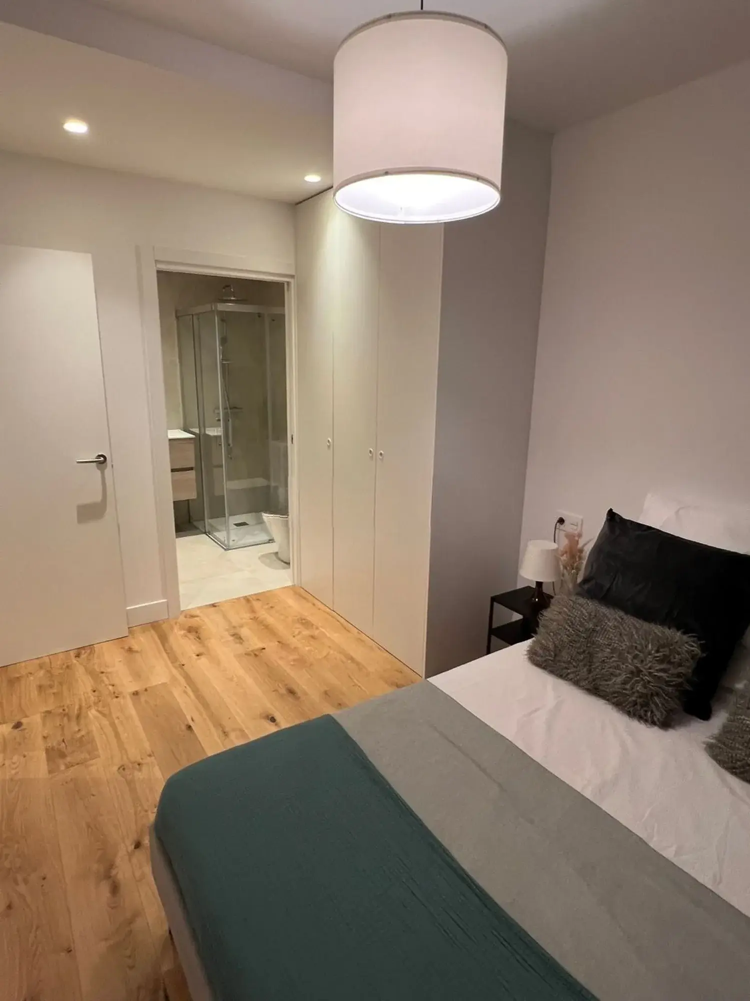 Dormitorio con baño en suite tras una reforma integral en Comarruga